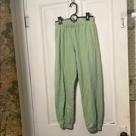 Brandy Melville Green Jogger Sweatpants Relaxed Fit - Picture 2 of 5